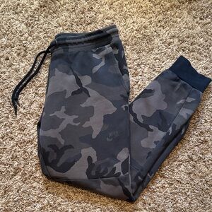 Nike Tech Fleece Men’s Camo Sweatpants - Black and Gray